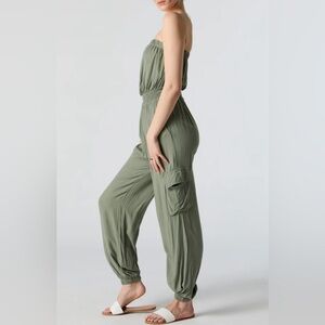 NWT GREEN STRAPLESS CARGO JUMPSUIT - SMALL